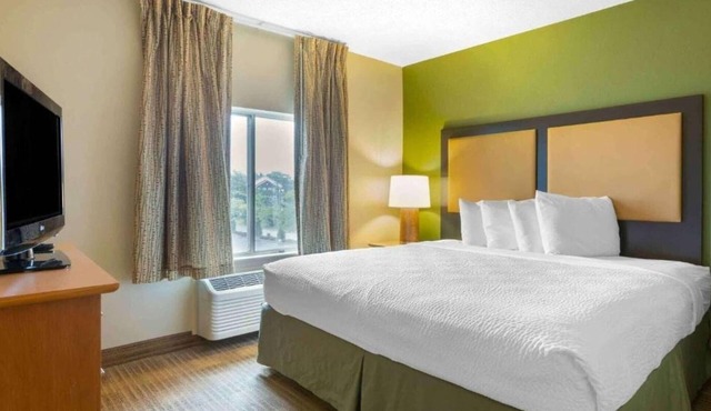 1 King Bed | Non-Smoking, Kitchen