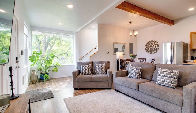 1 Mi to Dtwn Coos Bay: Sleek Apt w/Deck & Views!