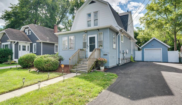 1 Mi to Dtwn Elgin: Dutch Colonial w/Lovely Patio