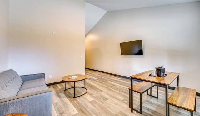 1 MI to Lighthouse Beach: Sleek Studio Apt
