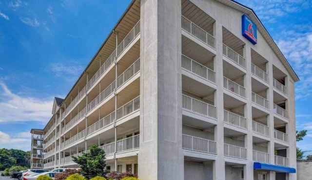 1 queen bed|mobility access|tub|smk in CHAMBLEE