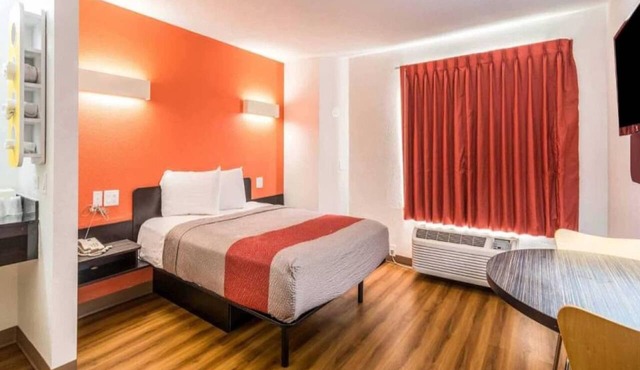 1 Queen Bed | Non-Smoking in Harvey