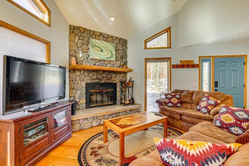 10 Mi to Keystone Resort: Cabin w/Private Hot Tub in Silverthorne
