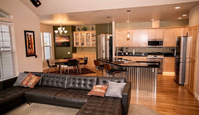 10 Min From The Airport & 15 Min From The U of O