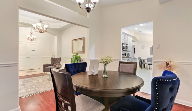 10 minutes from Downtown! Cozy Family Home with Pool