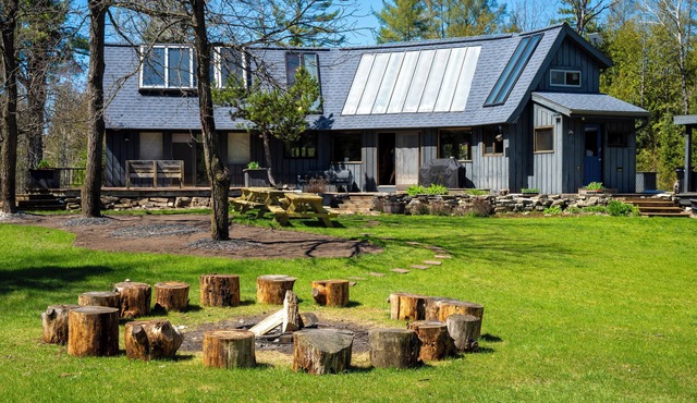 11 Beds Sleeps 20+. Pets OK. 4 Bedrooms/Bonus Sleeping Room/Bunk House. 40 Acres