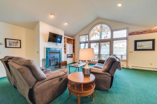17 Mi to Skiing! Lake-View Michigan Home w/Deck