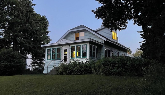 1932 Charming Cottage at the Lake