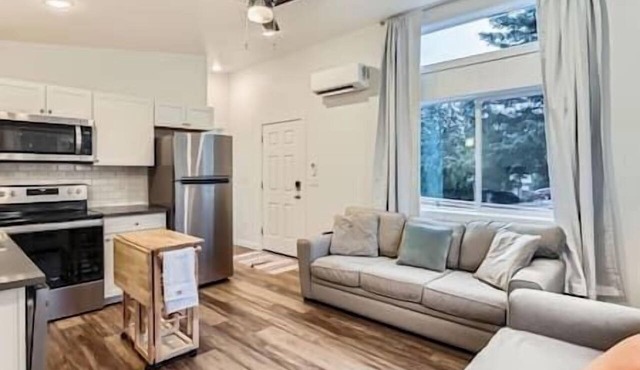 1Bd close to Nike, Intel & Train