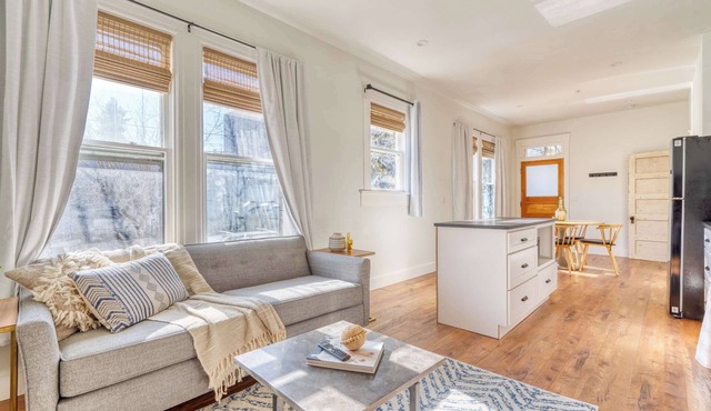 1BR Fast WiFi Walk to Dining & Breweries