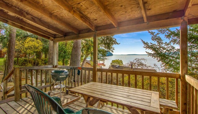 1BR Ocean View Cabin - 30 second walk to west-facing beach and sunsets!