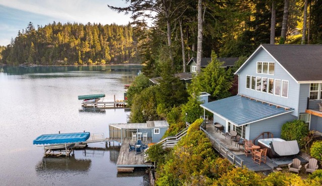 1M-Dollar Lakefront View, Private Dock, Kayaks, Hot Tub, Game Room, BBQ, Family