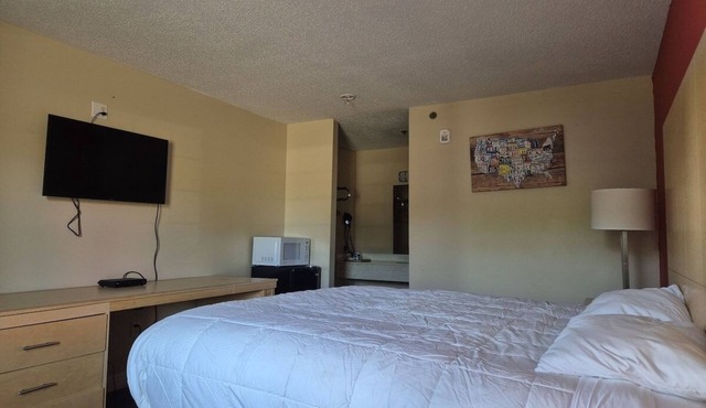 2 Affordable Queen Rooms Surrounded by Historical & Fun Destinations in Chickamauga