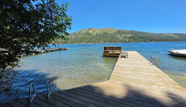 2 bedroom, 2 bath, sleeps 6. Donner Lakefront with private dock DLR#033