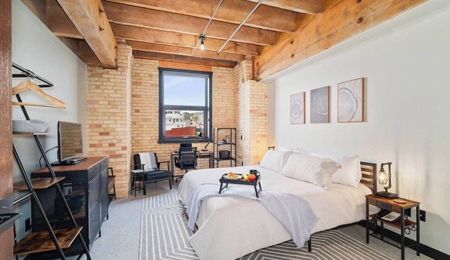 2 BR 2 BA in Canal Park Close to everything!