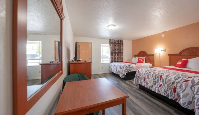 2 Budget Rooms with 2 Queen Beds Near Madras Aquatic Center - Free Parking!