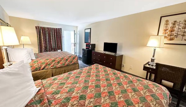 2 Charming Rooms Perfect for Groups & Families+ Pet Owners