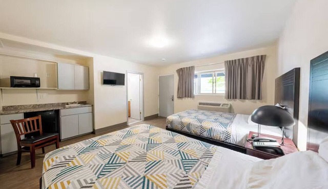 2 Convenient Units Near International Rose Test Garden