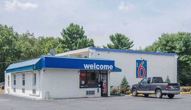 2 Full Beds | Mini Fridge, Smoking in Glassboro