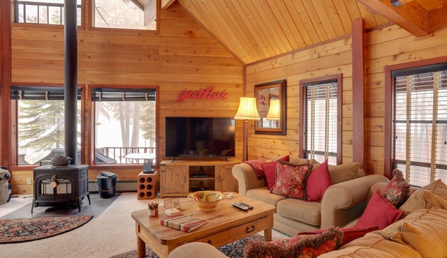2 Mi to Northstar Resort: Idyllic Cabin w/Shuttle