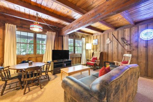 2 Mi to Schuss Mountain: Cozy Cabin w/Deck