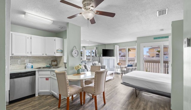 2 MINUTE WALK TO PRIVATE BEACH | PET FRIENDLY