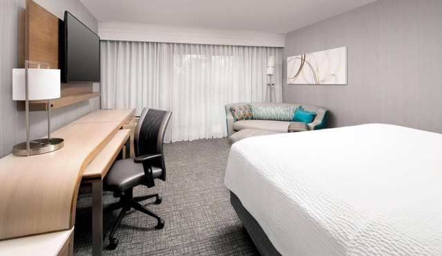 2 Pet-friendly Units Close to World Forestry Discovery Museum, Indoor Pool!