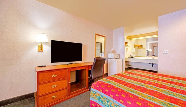 2 Pet-friendly Units w/Free Parking | Bridge of the Gods - 4.4 miles away