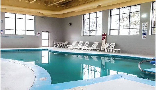 2 Pet-Friendly Rooms w/2 Queen Beds Perfect for Group Near Local Attractions