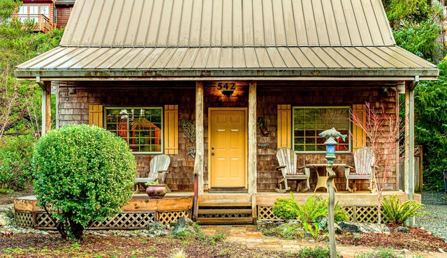 2-story dog-friendly 1 block from the beach with deck, patio, gas fireplace, W/D