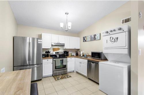22 min to Beach-2 bd room-Self check in -sleep 6-BBQ-WD