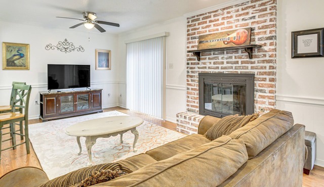 23 Mi to NOLA: Cozy & Quaint Destrehan Townhome