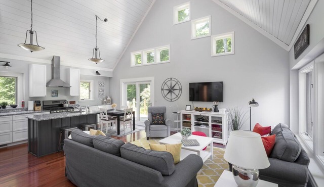 '26 Flexible Summer & Fall-BOOK NOW! - Central Location - clean & modern rental!