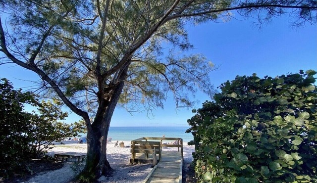 2bd 2bth Vanderbilt Beach 4 min to Beach-14 day rentals starting April 1- Dec 30