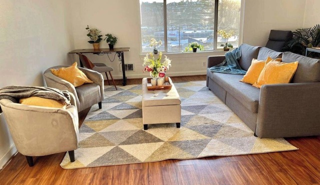 2BR/2BA Charming Queen Anne Getaway