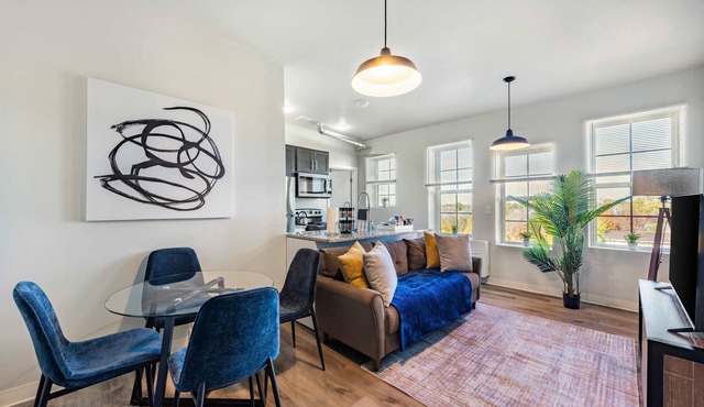 2BR Comfort Apartment Close to Henry Ford
