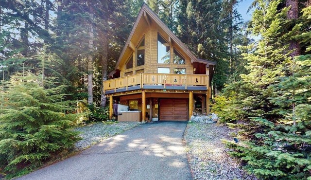 2BR + loft retreat with mountain views, hot tub in Snoqualmie Pass