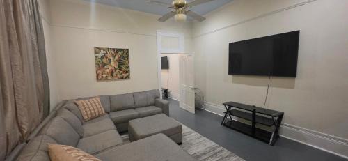 2BR Penthouse On Claiborne