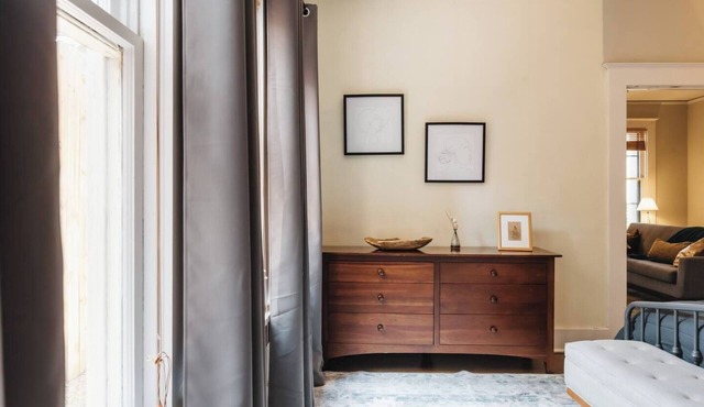 2BR Spacious Historic Victorian Townhouse Walk to UT Free Parking❤️ in Austin