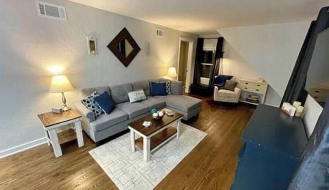 2BR Upper Unit with Modern Amenities - Welcome Home in West Allis