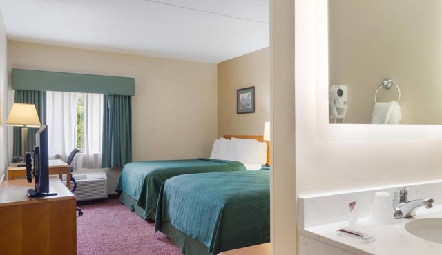 3 Accommodations for Big Groups | near Stadium Theatre | Free Bfast & Parking!