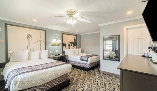 3 Accommodations Available Near Sammy Baugh Golf Course With Free Parking Access
