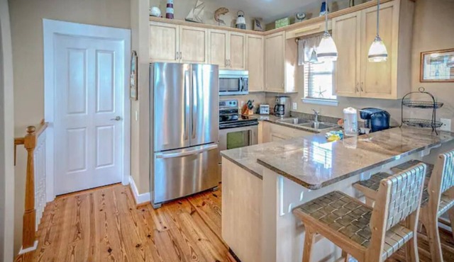 3-bed /3-bath cottage house in a quiet community. 3 minute walk to the beach