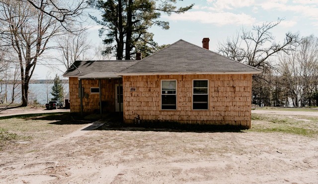 3 bedroom cabin on the lake with indoor fireplace. Pet friendly.
