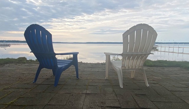 3-bedroom Douglas Lake waterfront cabin in amazing Levering with WiFi, window AC