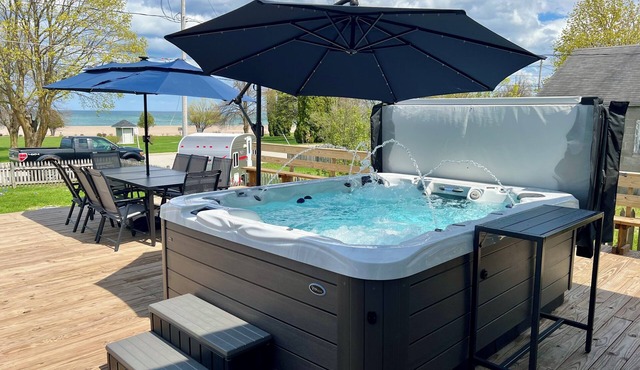 3 Bedroom House In Rogers City With Huge Deck/Hot Tub Right Next to Lake Huron!