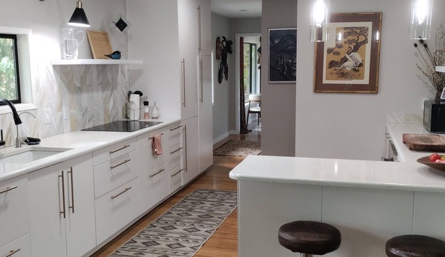 3-bedroom house in welcoming Kalama with AC, fitness room. Start your getaway