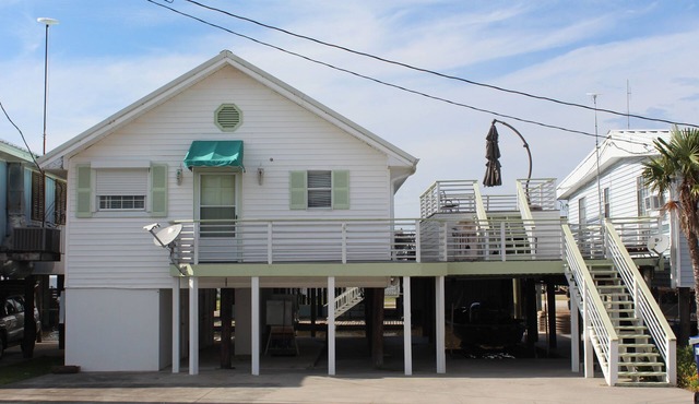 3-bedroom Water Front House in tranquil Cypremort Point with Two ACs for comfort