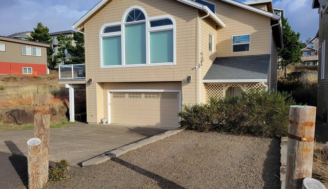 3 Master Suites, Spa, Pool table, Game room, views