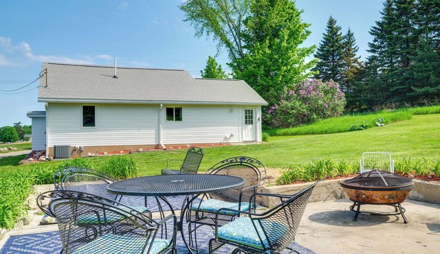 3 Mi to Lake Michigan: ‘The Country Cottage’